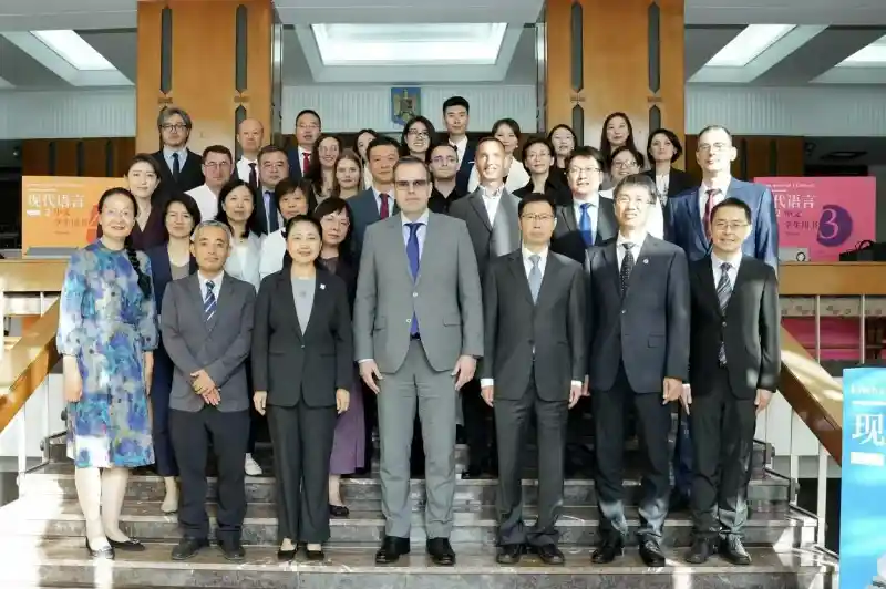 《现代语言2中文》罗马尼亚语版惊艳亮相大使馆，开启跨文化阅读新纪元