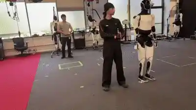 马斯克放大招！Optimus练武成真，特斯拉年底引爆第三代人形机器人革命