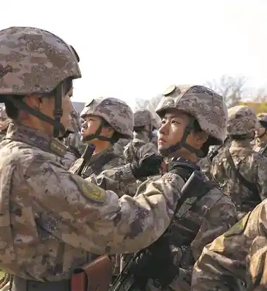 2025秋日砺剑！新兵授衔仪式现场：钢枪与肩章交响，青春在军旗上刻下第一道荣光