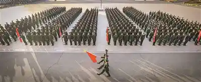 2025秋日砺剑！新兵授衔仪式现场：钢枪与肩章交响，青春在军旗上刻下第一道荣光