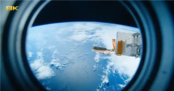 《首映太空！中国首部8K全实拍《窗外是蓝星》震撼点映》