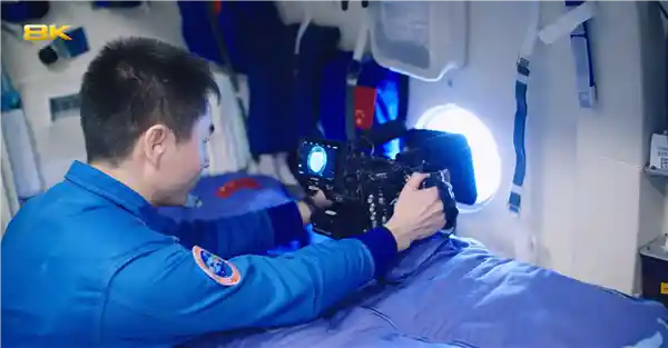 《首映太空！中国首部8K全实拍《窗外是蓝星》震撼点映》