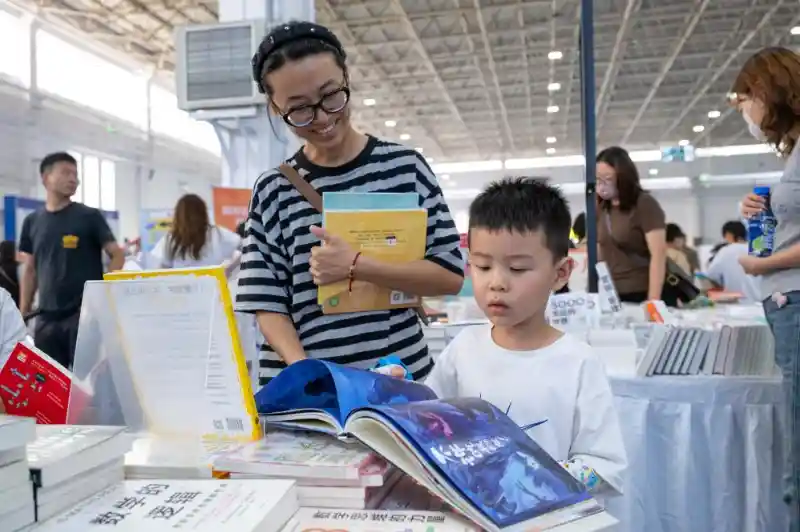 北疆书展点燃暑期阅读热，书香掀起城市文化新潮