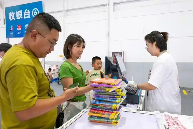 北疆书展点燃暑期阅读热，书香掀起城市文化新潮