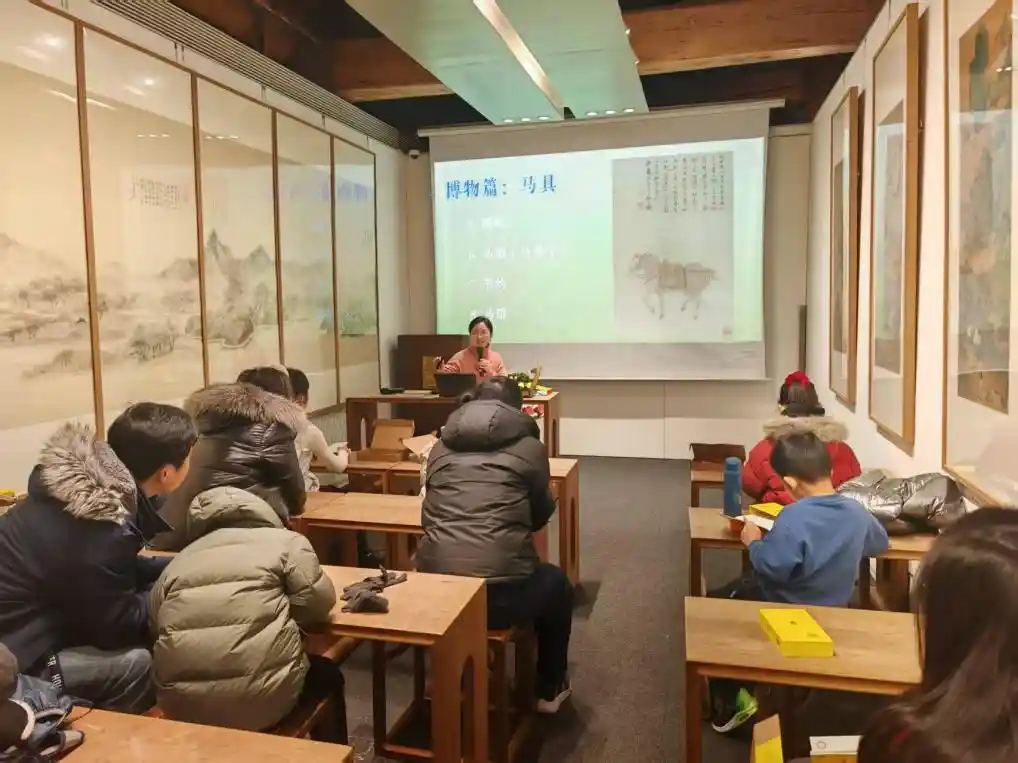 新春走基层｜书店不打烊，书页翻动声里听见年味最本真的心跳