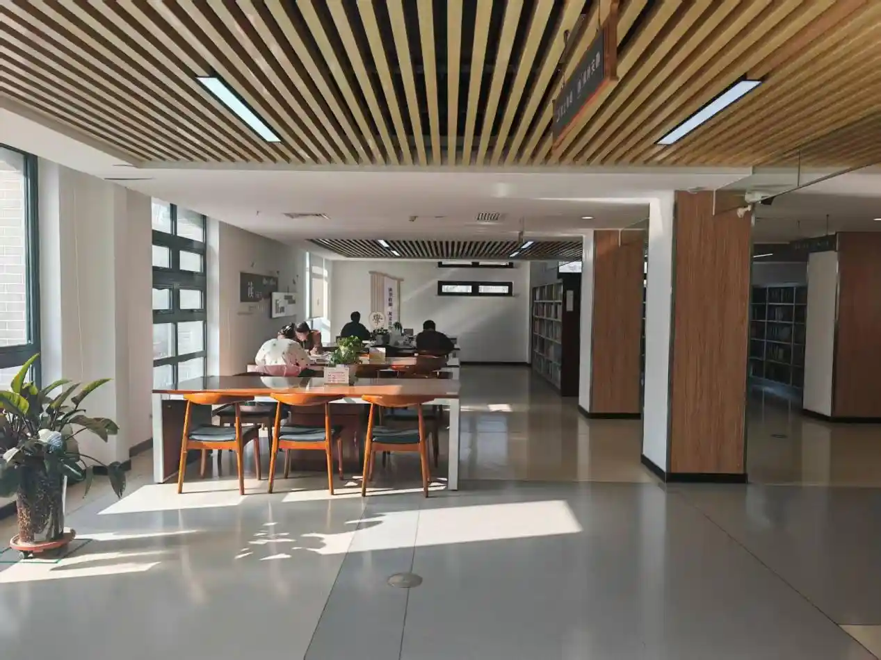 新春走基层｜书店不打烊，书页翻动声里听见年味最本真的心跳