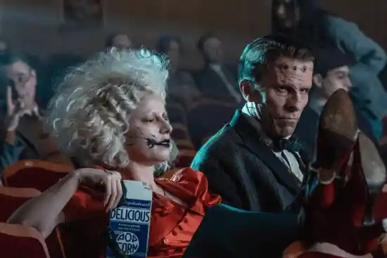 《暗黑新娘》导演怒斥华纳：尺度过大引争议，舔呕吐物情节遭抗议