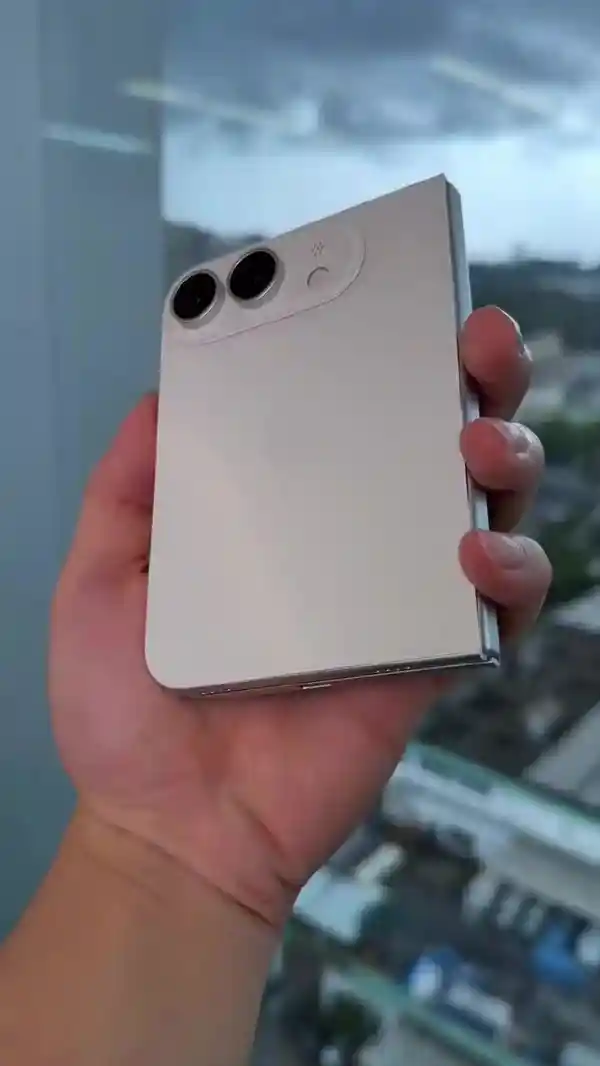 苹果首款折叠屏手机iPhone Ultra白色版机模曝光：折痕引热议