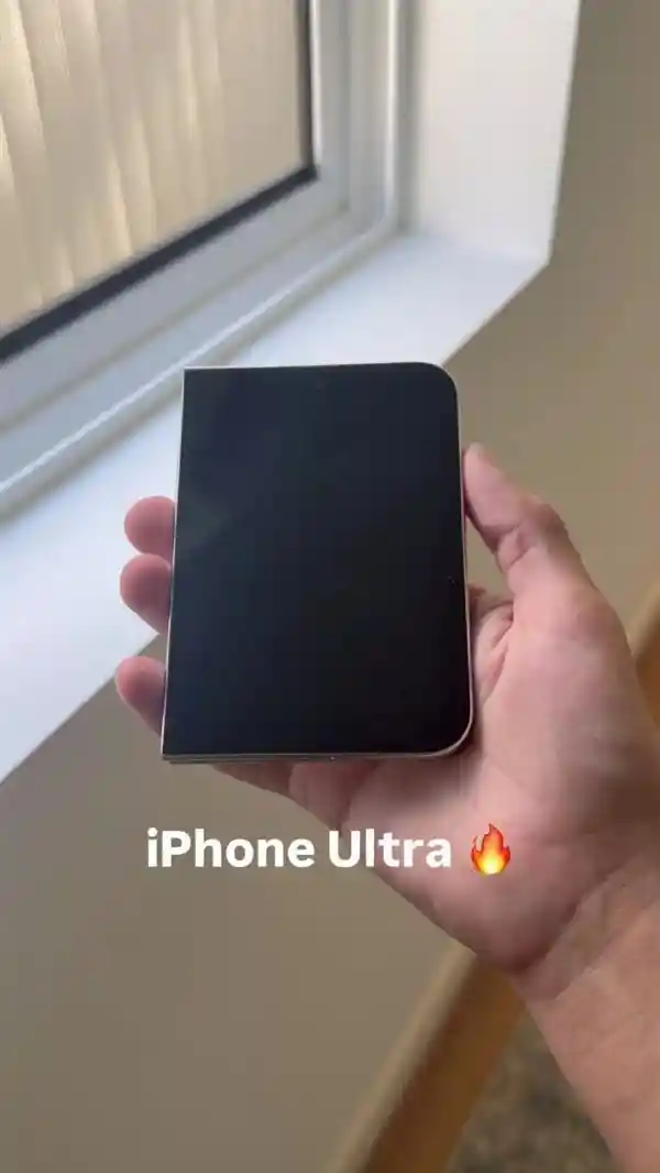 苹果首款折叠屏手机iPhone Ultra白色版机模曝光：折痕引热议