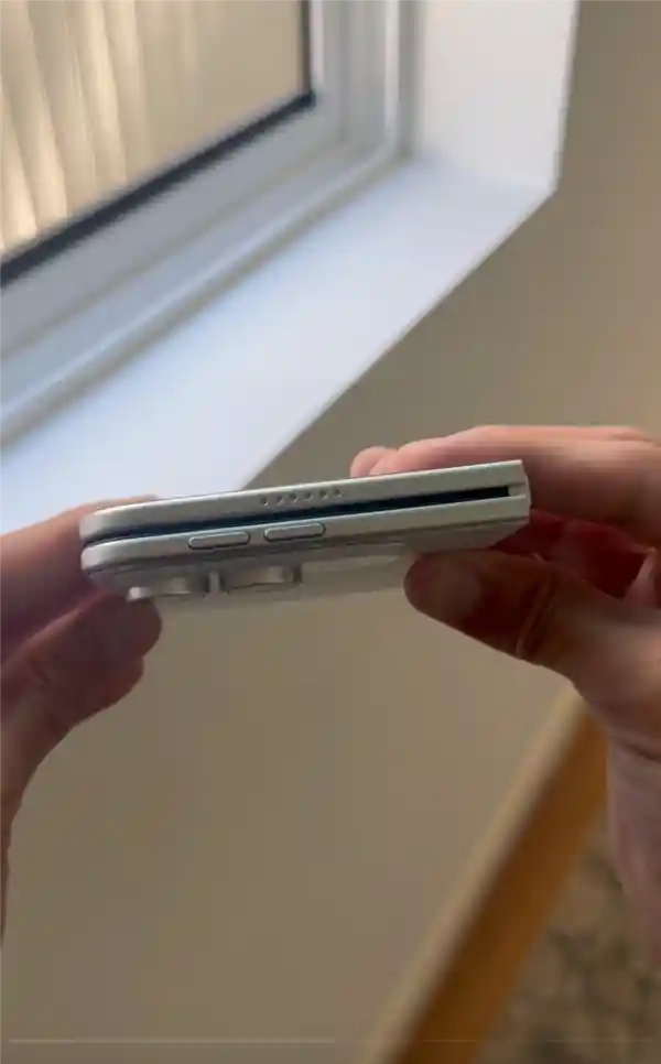 苹果首款折叠屏手机iPhone Ultra白色版机模曝光：折痕引热议